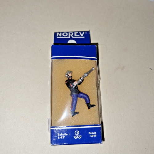 Norev pompier avec lance - 1:43,